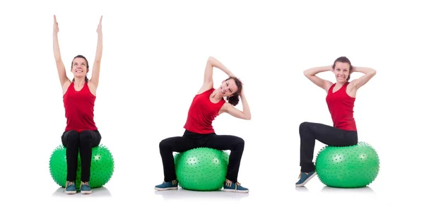 Mujer joven haciendo ejercicio con pelota suiza — Foto de Stock