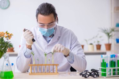 Laboratuvarda çalışan genç bir kimyager.