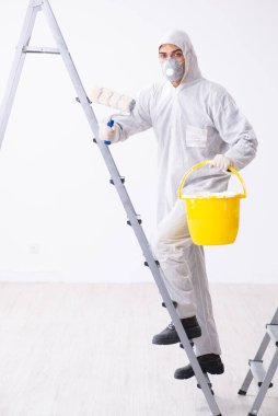 İnşaat alanında çalışan bir ressam.