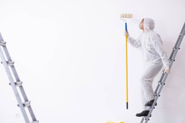 İnşaat alanında çalışan bir ressam.