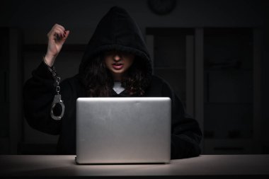 Ofiste güvenlik duvarını hackleyen kadın hacker.
