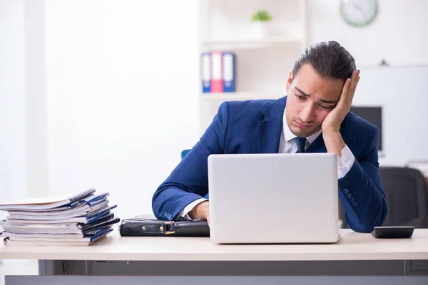 Junger männlicher Geschäftsmann arbeitet im Büro — Stockfoto