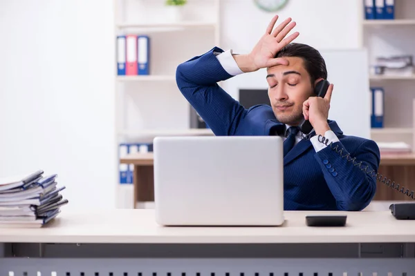 Junger männlicher Geschäftsmann arbeitet im Büro — Stockfoto