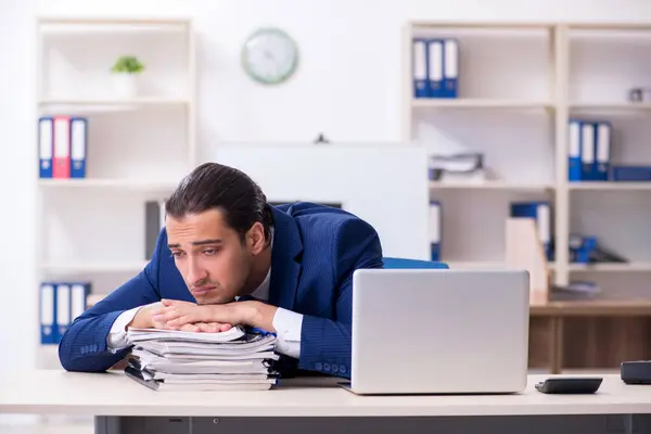 Joven hombre de negocios que trabaja en la oficina — Foto de Stock