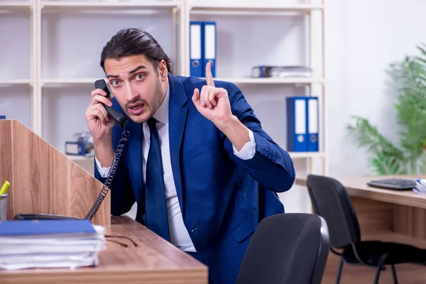 Joven hombre de negocios guapo trabajando en la oficina — Foto de Stock