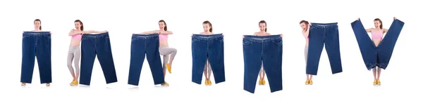 Kvinna med överdimensionerade jeans i bantningskoncept — Stockfoto