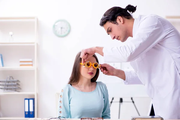 Giovane donna in visita medico oculista maschile — Foto Stock