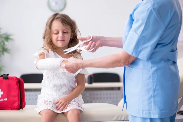 Kleines Mädchen besucht alte Ärztin — Stockfoto
