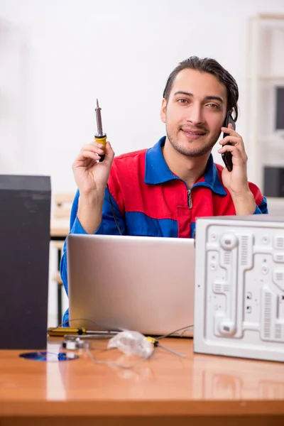 Jovem engenheiro reparar sistema de hi-fi musical — Fotografia de Stock