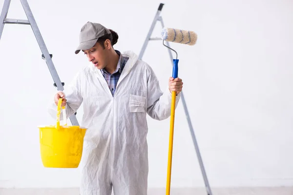 Pintor trabalhando no canteiro de obras — Fotografia de Stock