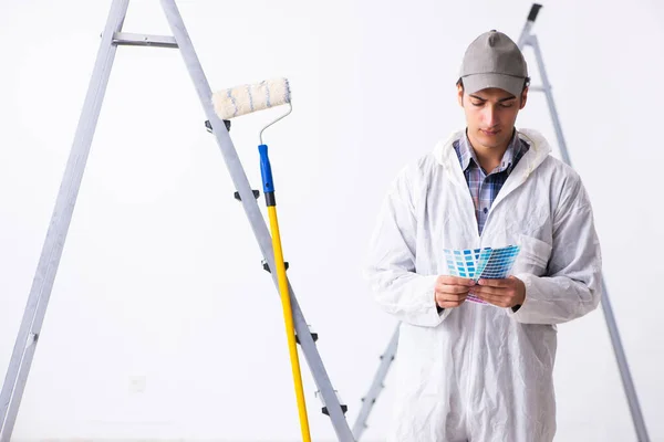 Pintor trabajando en obra — Foto de Stock