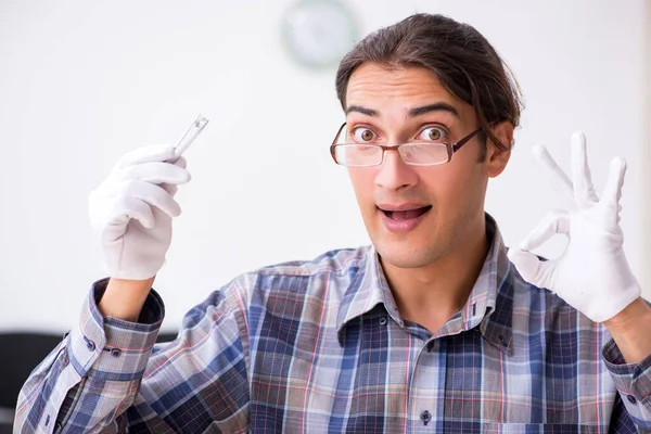 Jonge mannelijke juwelier in werkplaats — Stockfoto