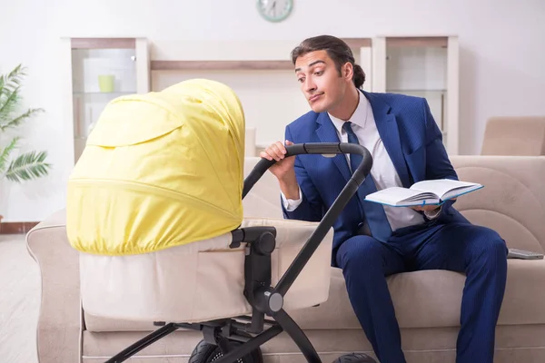 Jovem empresário cuidando do bebê — Fotografia de Stock