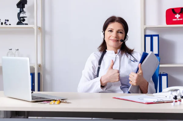 Kobieta w średnim wieku lekarz w koncepcji telemedycyny — Zdjęcie stockowe