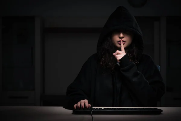 Femme pirate piratage pare-feu de sécurité tard dans le bureau — Photo