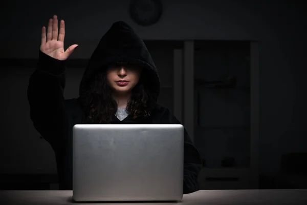 Hackerin hackt SicherheitsFirewall spät im Amt — Stockfoto