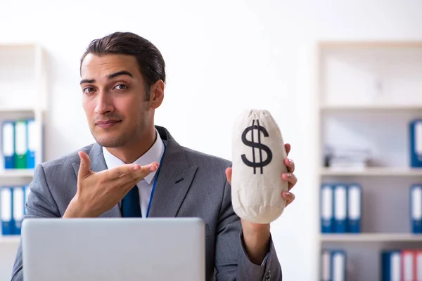 Junge männliche Buchhalterin arbeitet im Büro — Stockfoto