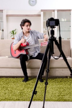 Genç gitarist blogu için video kaydediyor