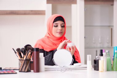 Makyaj yapan tesettürlü güzel kadın