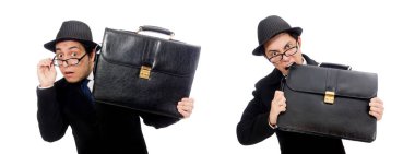 Elinde bavul tutan genç adam beyaz üzerinde izole edilmiş.