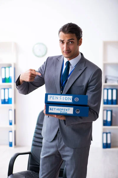 Jonge mannelijke accountant werkzaam in het kantoor — Stockfoto