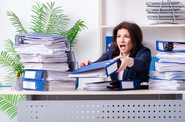 Empresária de meia-idade infeliz com o trabalho excessivo — Fotografia de Stock