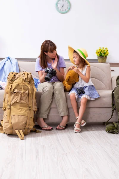 Happy rodziny planowania podróży wakacje — Zdjęcie stockowe