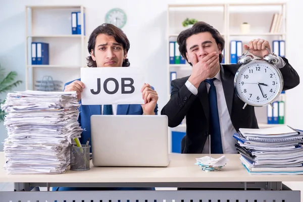 Dois colegas do sexo masculino infelizes com o trabalho excessivo — Fotografia de Stock