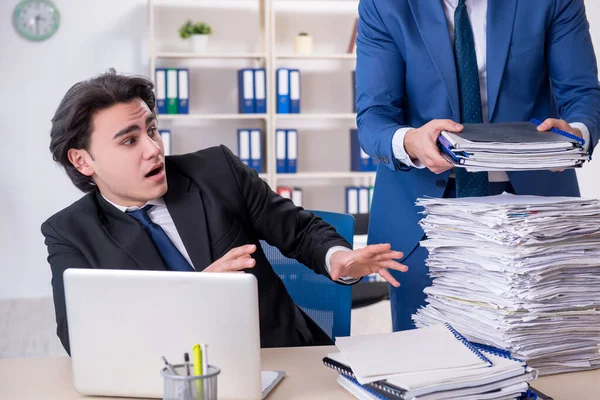 Twee mannelijke collega 's ongelukkig met buitensporig werk — Stockfoto