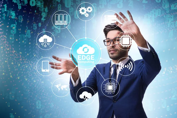 Empresario en concepto de niebla y cloud computing edge —  Fotos de Stock