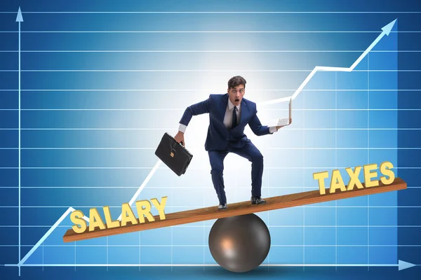Biznesmen równoważenie między podatkami a wynagrodzeniem — Zdjęcie stockowe