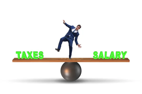 Empresario equilibrio entre impuestos y salario — Foto de Stock