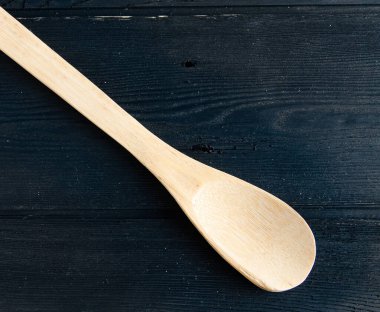 Tahta kaşıklar masaya düzenlenmiş