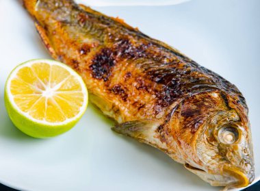 Kızarmış balık tabakta servis edilir.