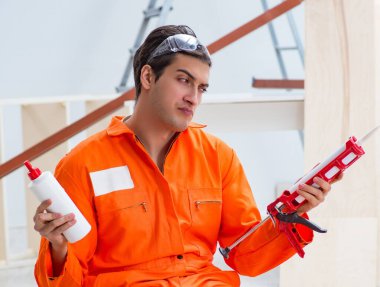 Müteahhit lamine ahşap zemin üzerinde çalışıyor.