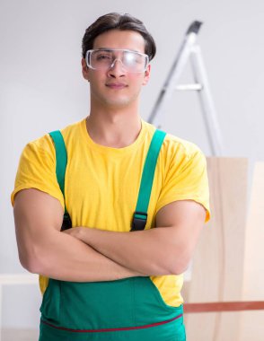 İnşaat alanında koruyucu gözlük takan bir işçi.