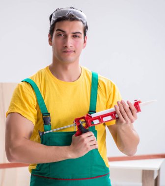 İnşaat işçisi inşaat alanında çalışıyor.