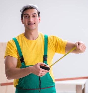 İnşaat işçisi inşaat alanında çalışıyor.