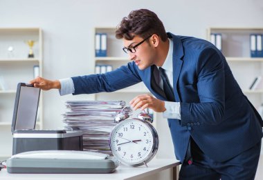 İşadamı kopyalama makinesinde kopyalama yapıyor