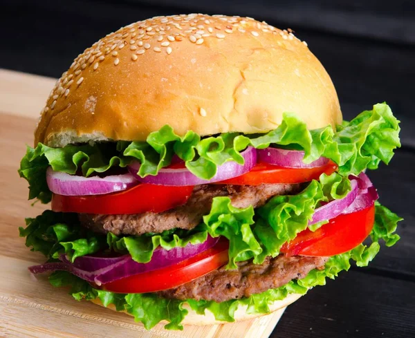 Hamburguesa servida en bollo en concepto de comida rápida nutricional — Foto de Stock