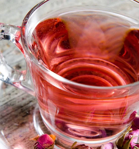 Le thé aux fruits dans la tasse servie sur la table — Photo