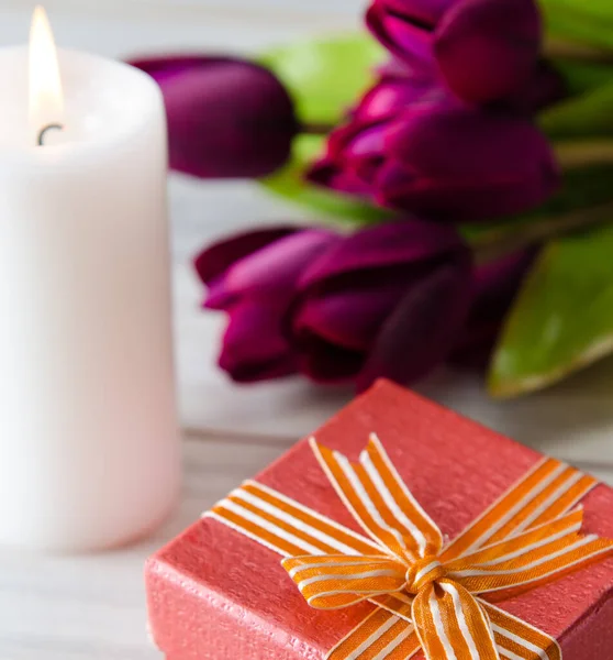 Giftbox расположен на столе в святой валентинки праздник концепции — стоковое фото