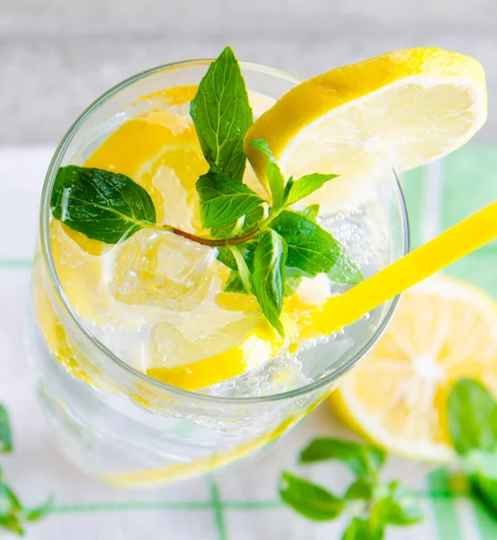 Glas Mojito mit Zitrone und Trinkhalm — Stockfoto