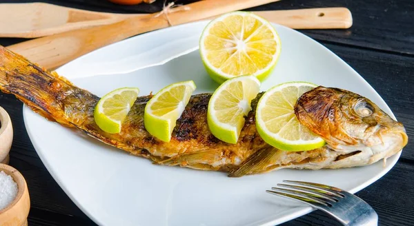 El pescado frito servido en el plato —  Fotos de Stock