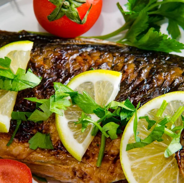 Жареная рыба подается на тарелке — стоковое фото