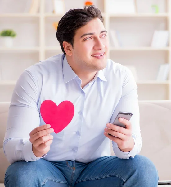 Młody człowiek rozmawiający ze swoją ukochaną przez telefon komórkowy — Zdjęcie stockowe