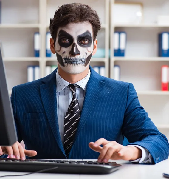 Επιχειρήσεις με τρομακτική μάσκα προσώπου που εργάζονται στο γραφείο — Φωτογραφία Αρχείου
