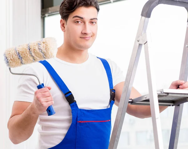 Reparador de pintor trabalhando no canteiro de obras — Fotografia de Stock