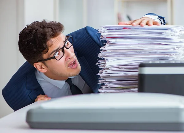 De zakenman die kopieën maakt in kopieermachine — Stockfoto