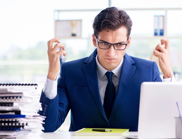 Empresário que trabalha no escritório — Fotografia de Stock